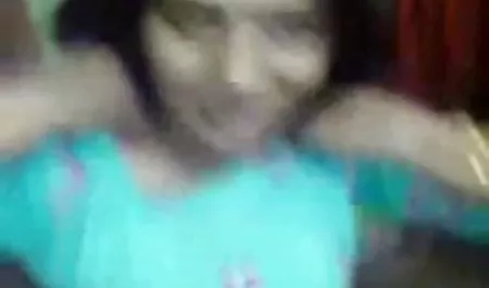 Lucy ve Ingrid dildo momy seks anal alır