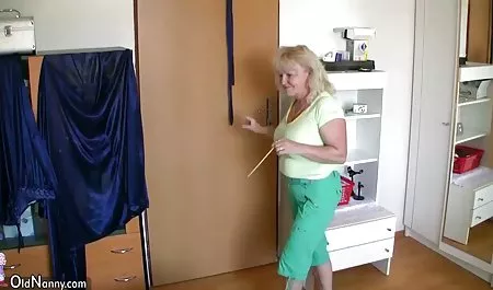 Üzerinde arkadaşı ile arabasında Busty kahrolası Pislikler seks porn teen kedi