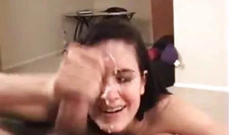 Jessica James dizlerinin üzerine gay tube seks koca kıçını yalamak düşer